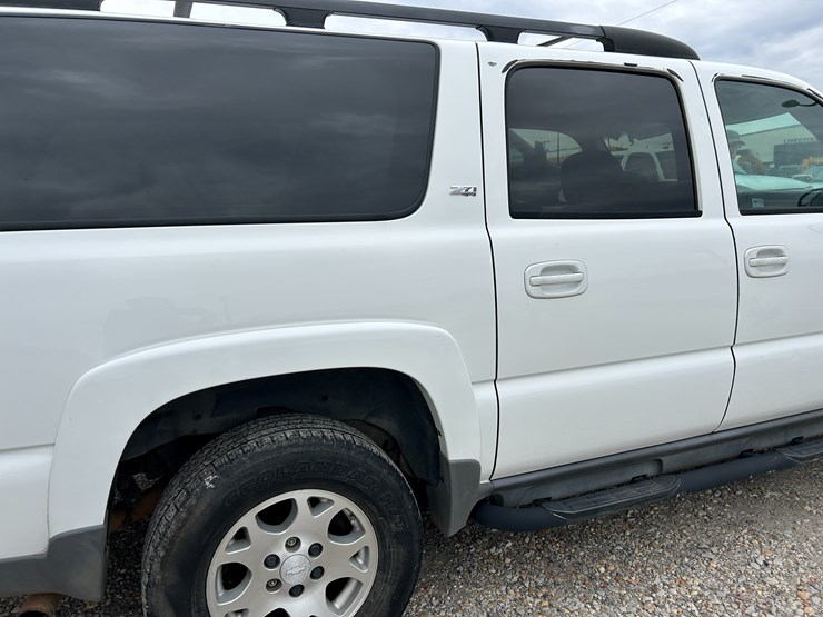 2004-chevrolet-suburban-image-10