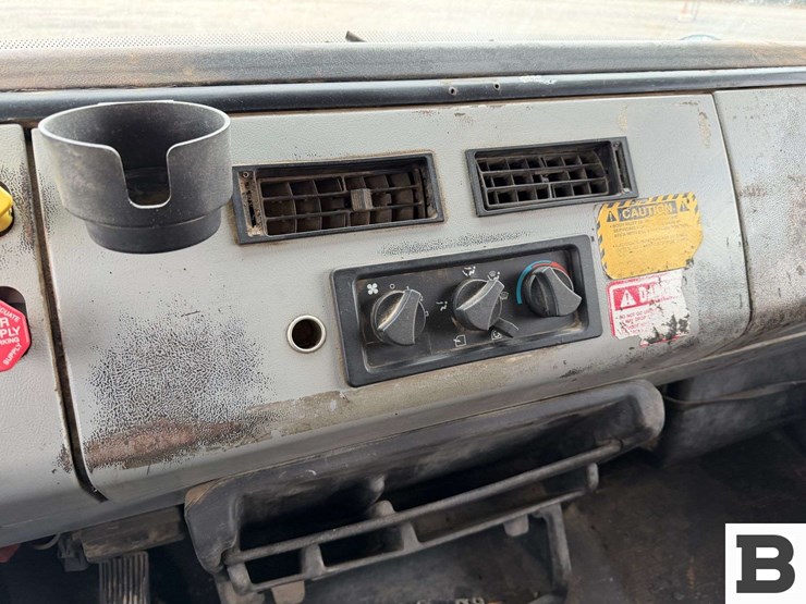 1996-freightliner-fl70-image-47