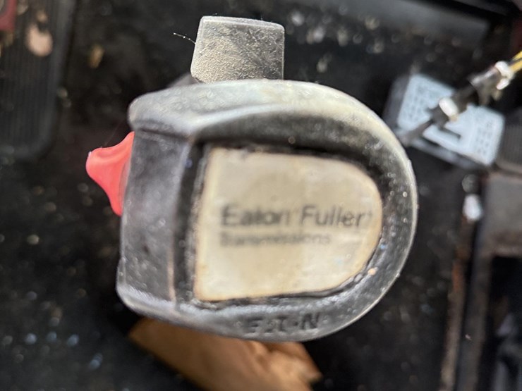 1997-freightliner-fld120-image-32