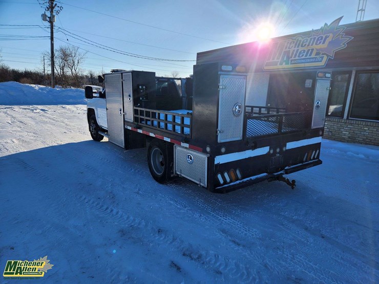 2017-chevrolet-silverado-3500hd-image-3