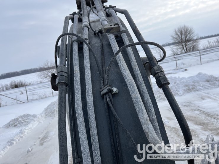 2022-deere-135g-image-24