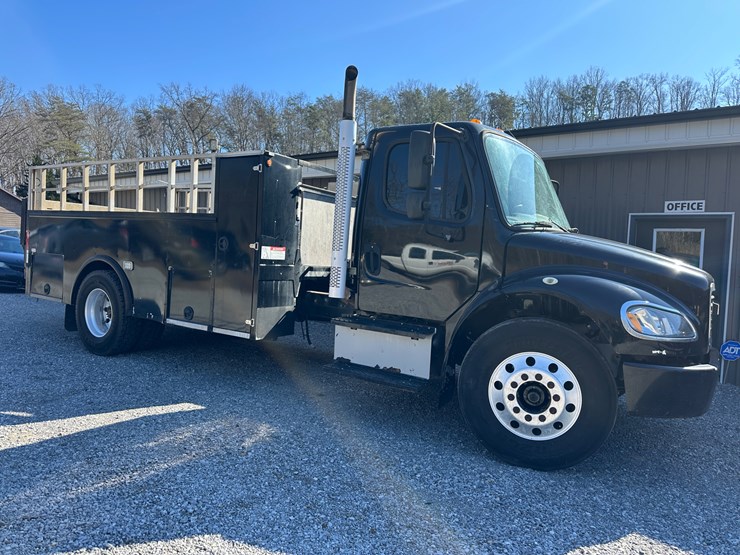 2017-freightliner-m2-106-image-1