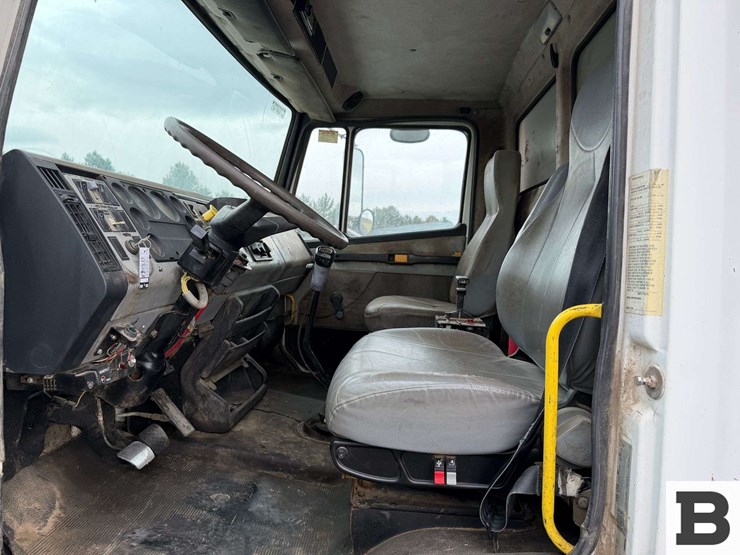 1996-freightliner-fl70-image-40