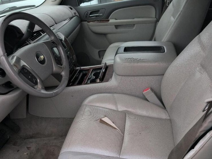 2010-chevrolet-suburban-image-7