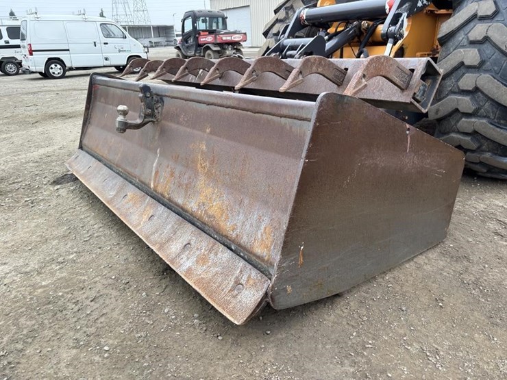 2011-case-570m-xt-image-16