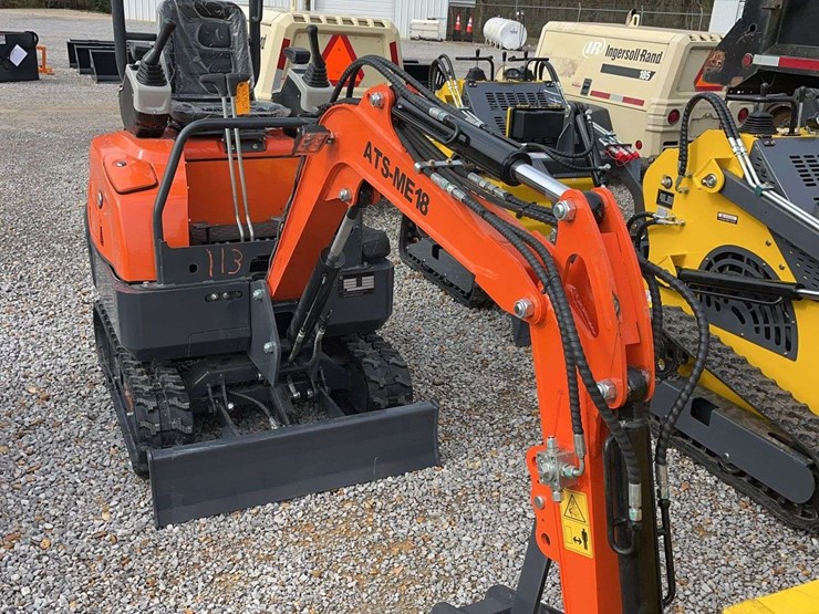 me18-mini-excavator-image-1