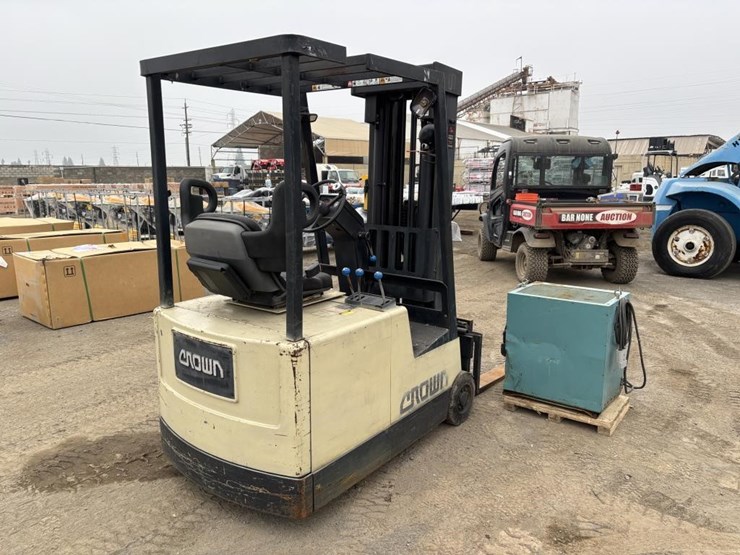 crown-303sctt-forklift-image-3