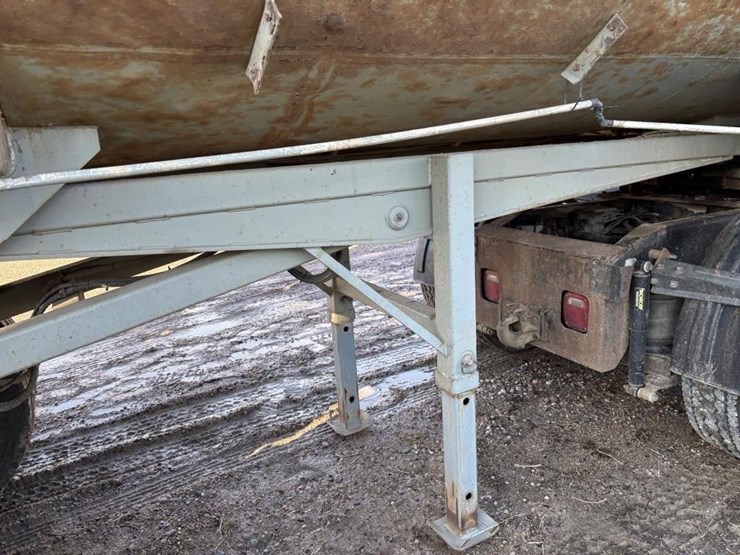 2002-l-&-m-pit-boss-rock-tub-trailer-image-11