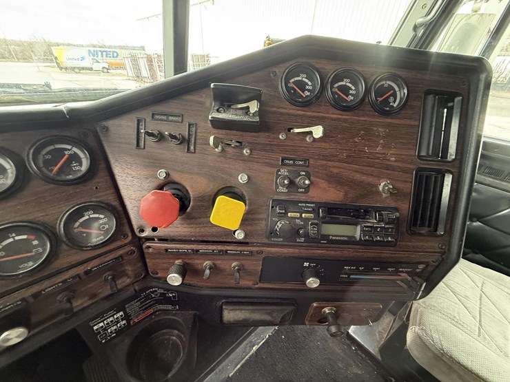 1988-freightliner-flc120-image-25