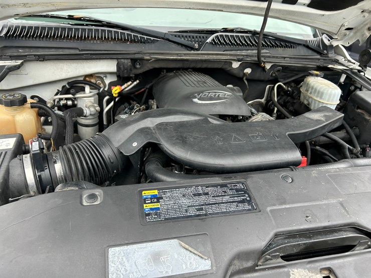 2004-chevrolet-suburban-image-11