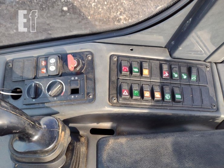 2021-deere-304l-image-9