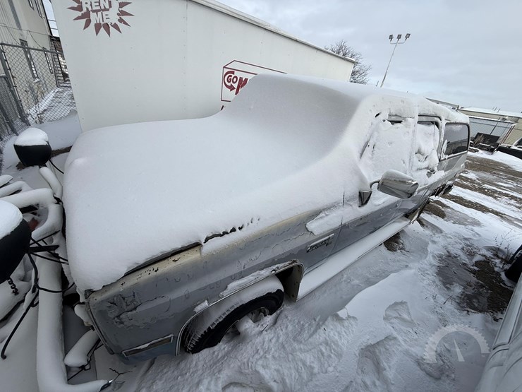 1983-chevrolet-suburban-image-2