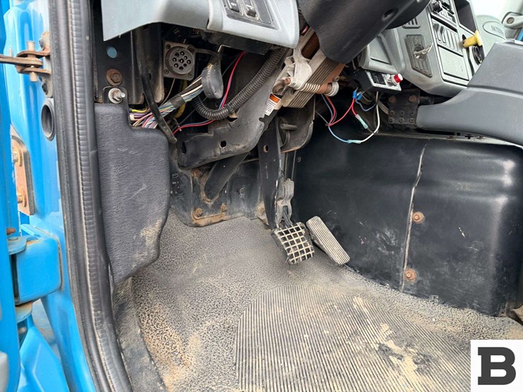 2003-international-7600-image-46