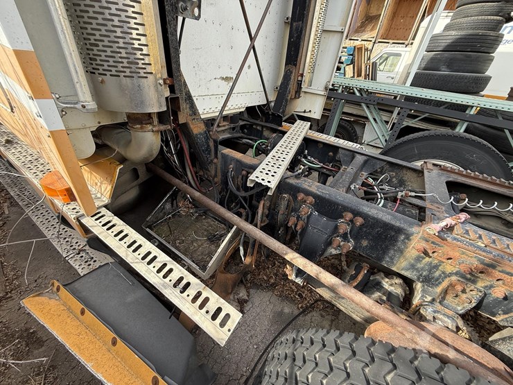 1997-freightliner-fld120-image-11