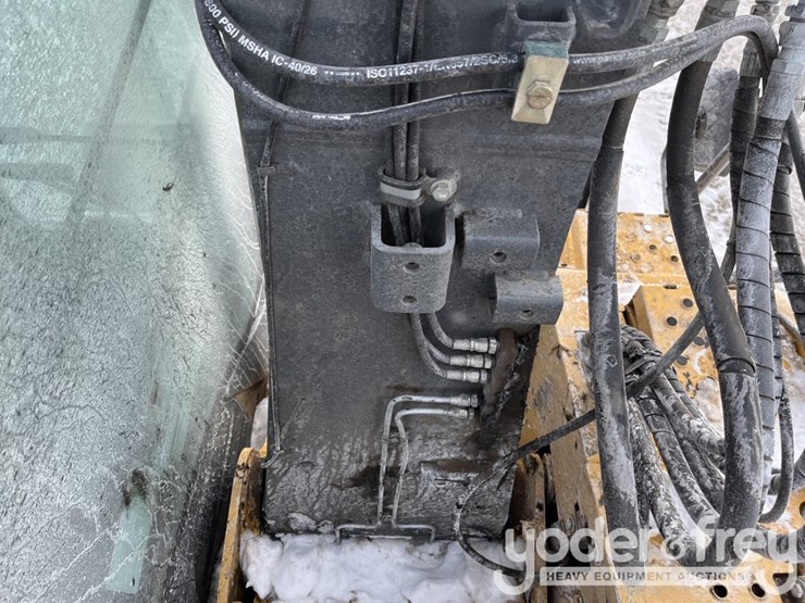 2022-deere-135g-image-23