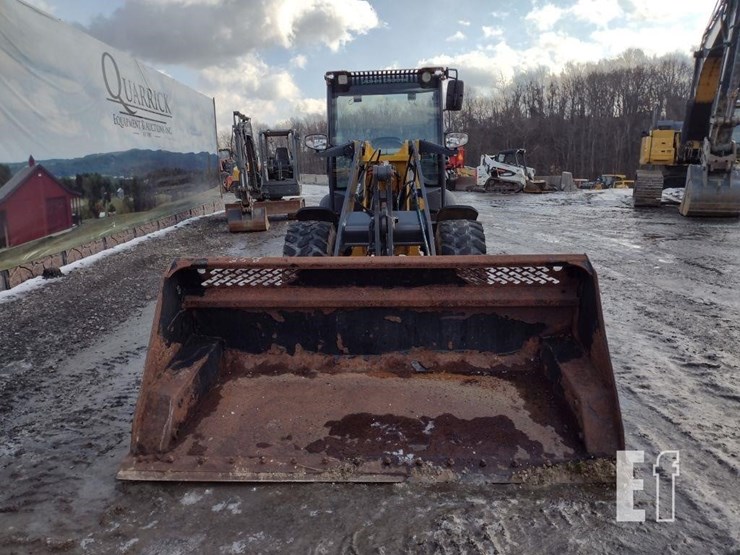 2021-deere-304l-image-2