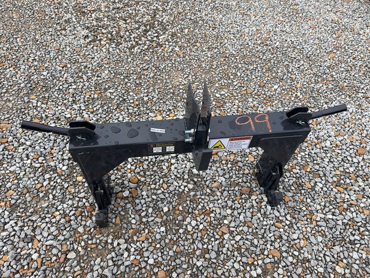 class-1-tractors-quick-hitch-image-4