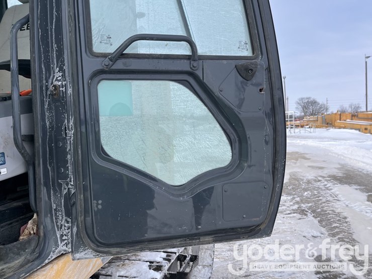 2022-deere-135g-image-38