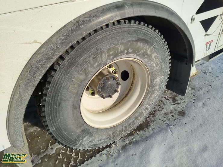 2009-freightliner-m2-106-image-8