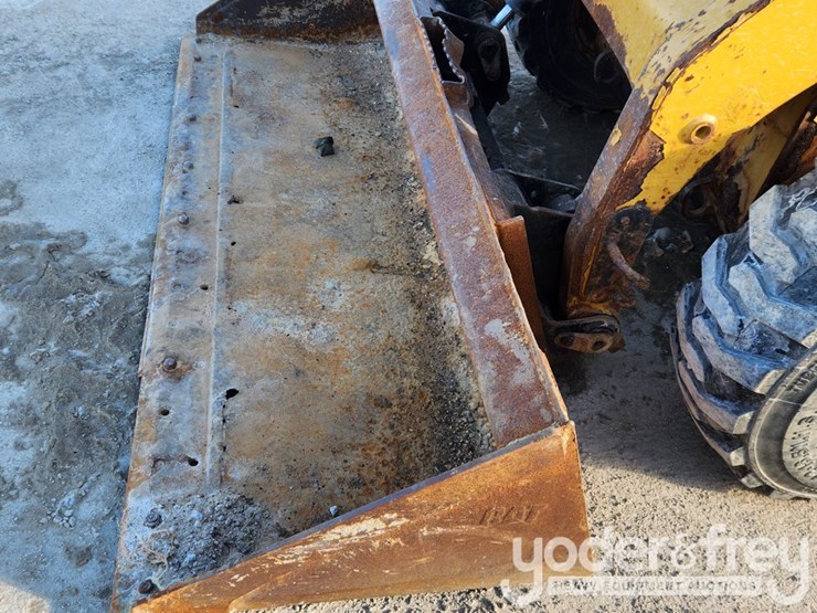 2011-caterpillar-236b3-image-11