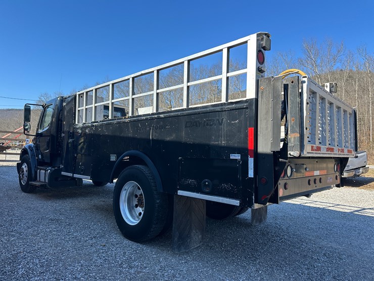 2017-freightliner-m2-106-image-4