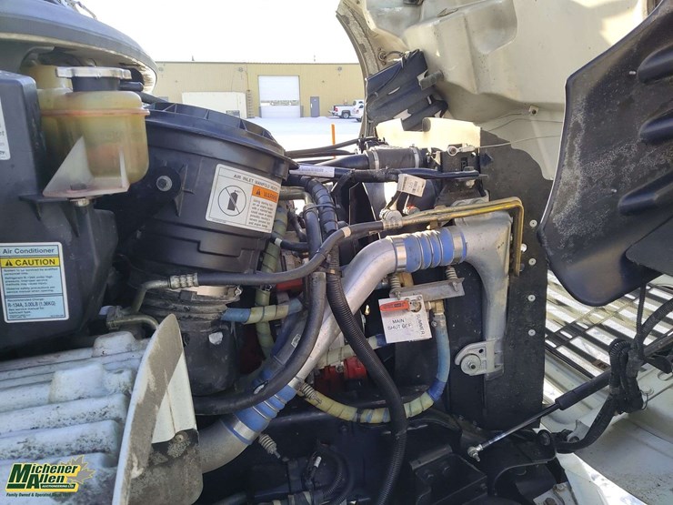 2009-freightliner-m2-106-image-18