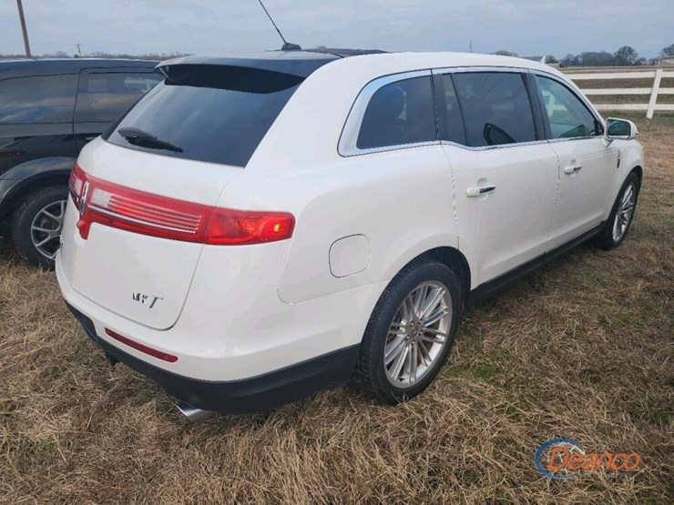 2013-lincoln-mkt-image-8
