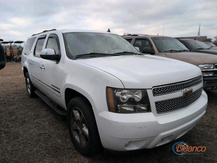 2010-chevrolet-suburban-image-4