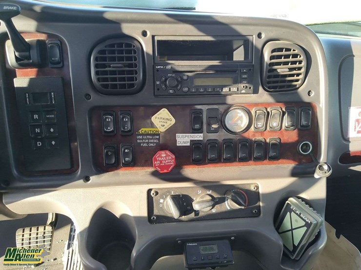 2009-freightliner-m2-106-image-14