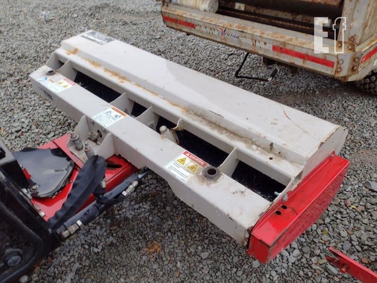 ventrac-3400l-lawn-mower-w/broom-image-19