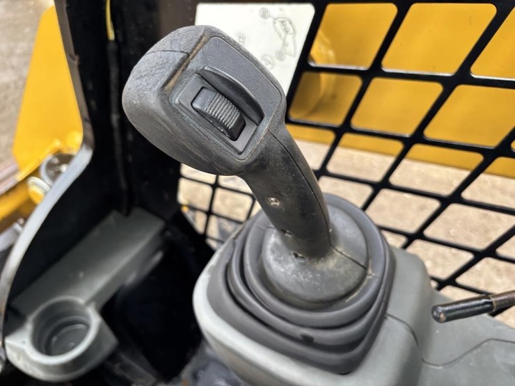 2018-caterpillar-226d-image-24