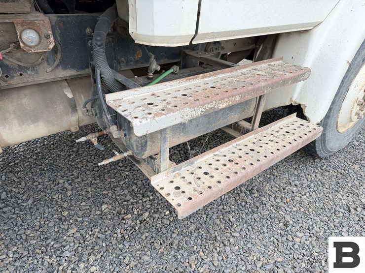 1996-freightliner-fl70-image-23