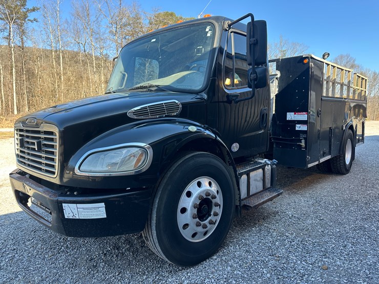 2017-freightliner-m2-106-image-5