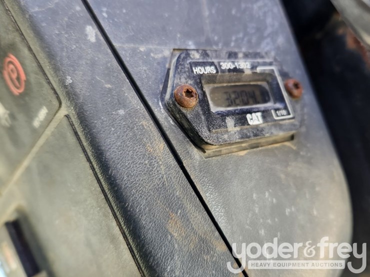 2011-caterpillar-236b3-image-24