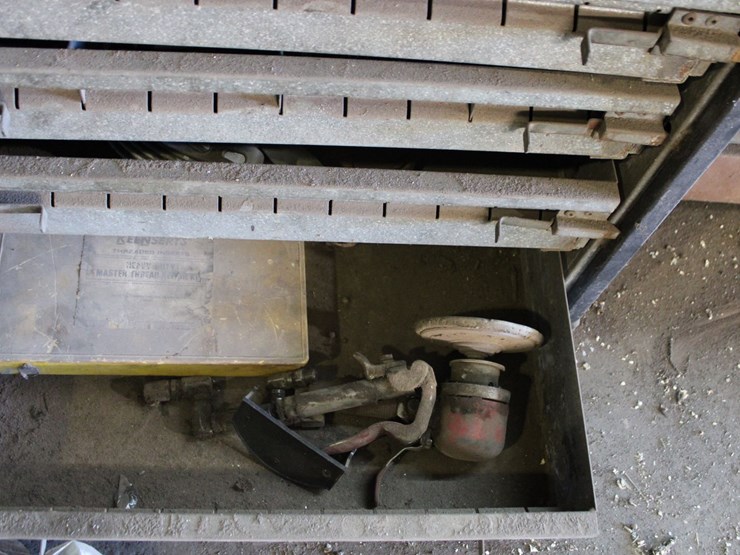 parts-cabinet-with-content-image-2