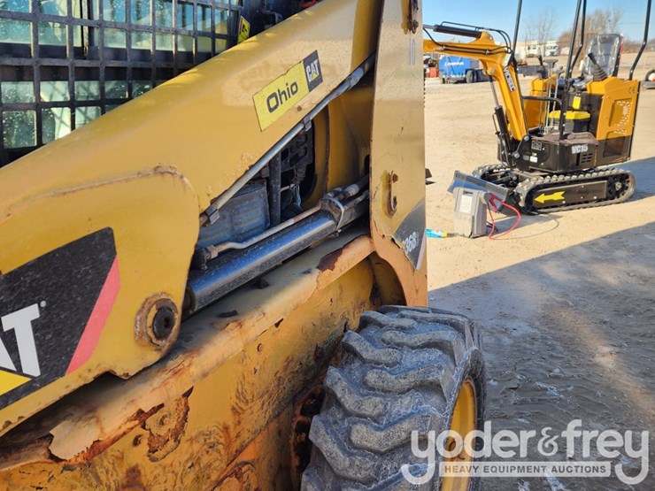 2011-caterpillar-236b3-image-13