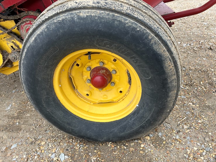 new-holland-br7080-image-7