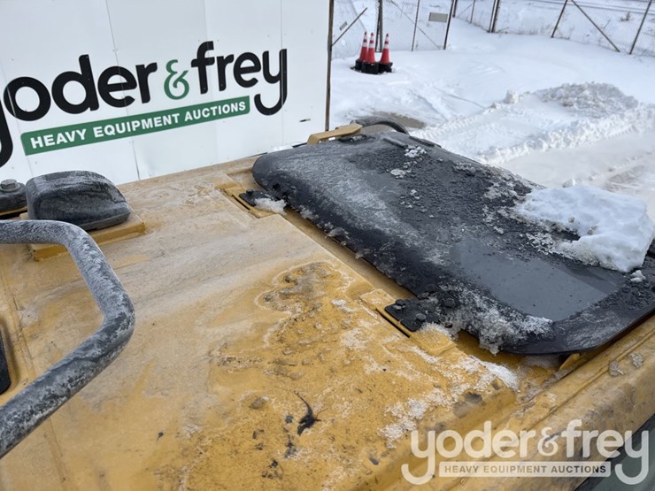 2022-deere-135g-image-21