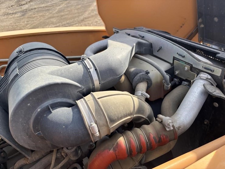 2017-case-580sn-image-31