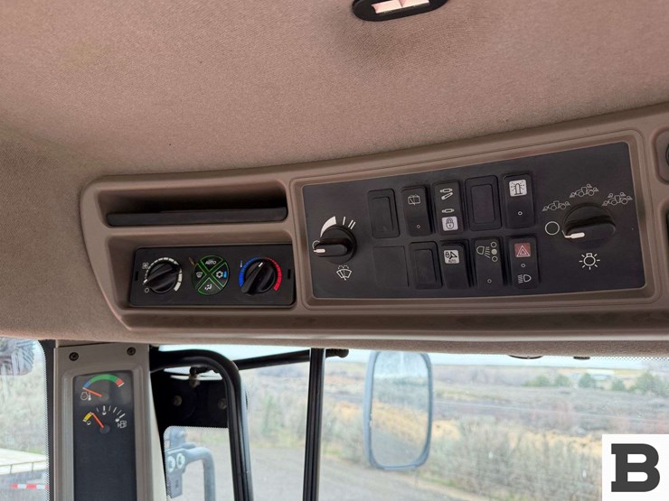 2012-case-ih-600-image-102