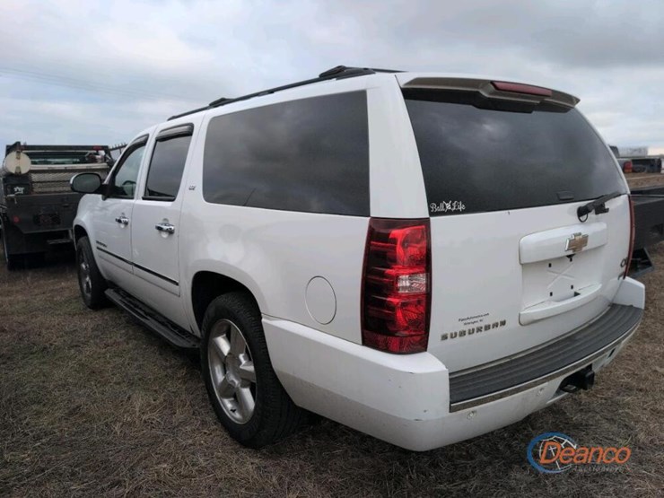 2010-chevrolet-suburban-image-2