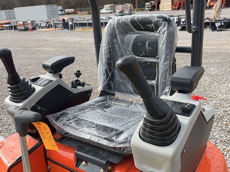 me18-mini-excavator-image-7