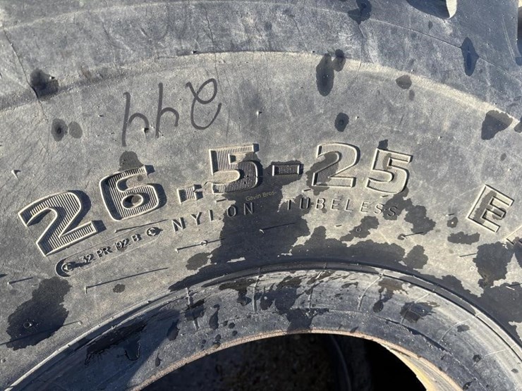 26.5---25-used-earthmover-tire-image-2