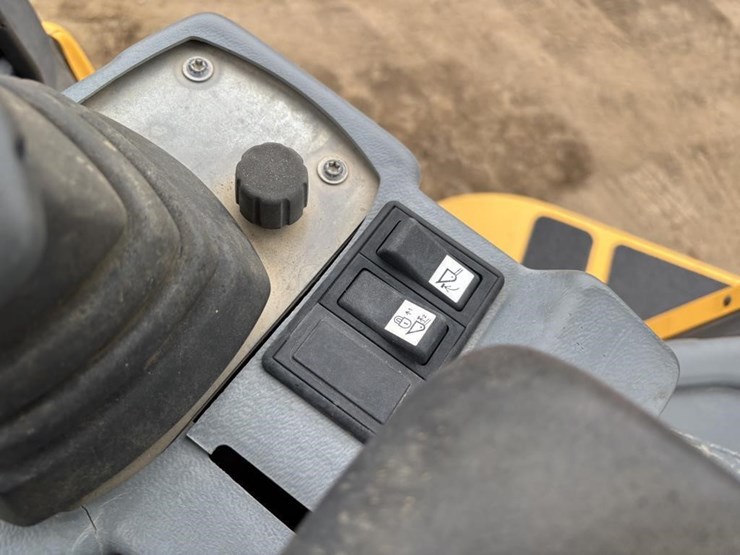 2012-volvo-l30b-image-29