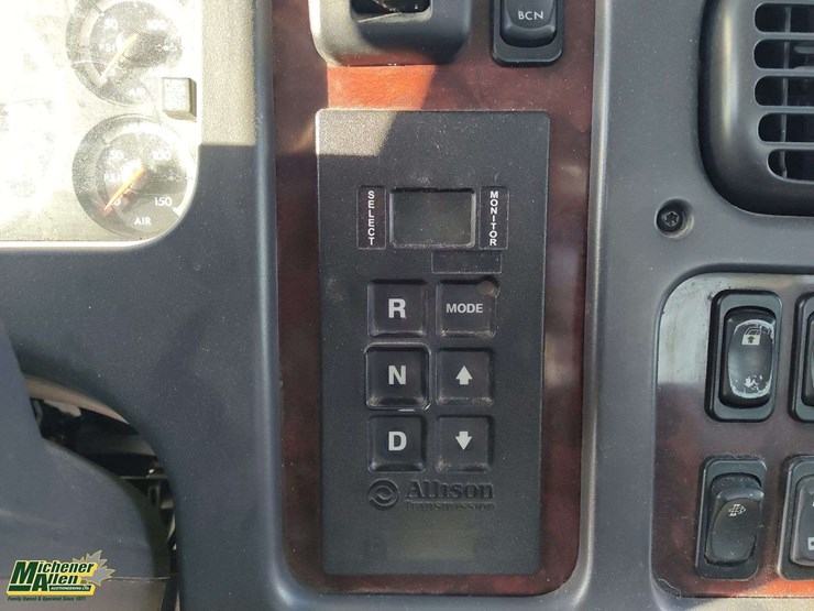 2009-freightliner-m2-106-image-15