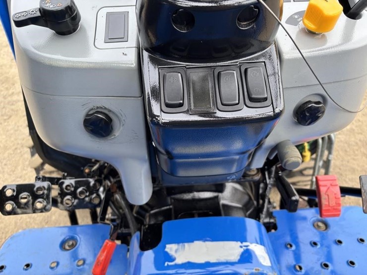 2017-new-holland-workmaster-40-image-34