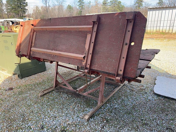 livestock-tilting-grooming-table-image-4