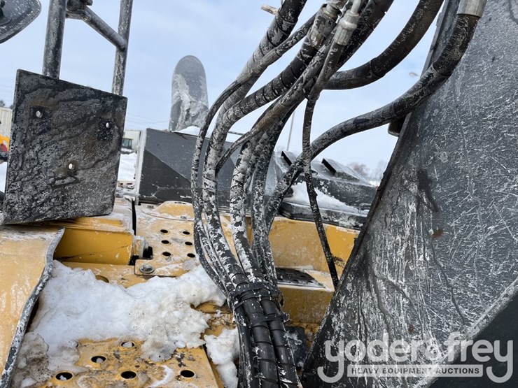 2022-deere-135g-image-15