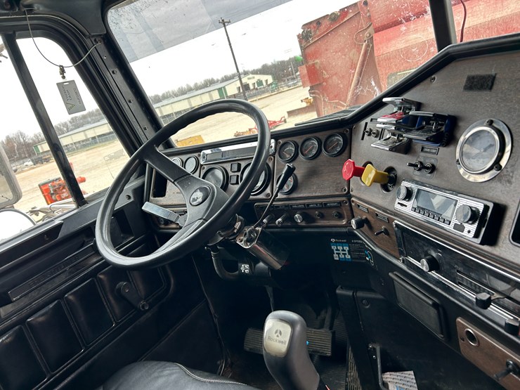 1996-freightliner-fld120-image-6