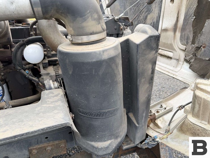 1996-freightliner-fl70-image-37